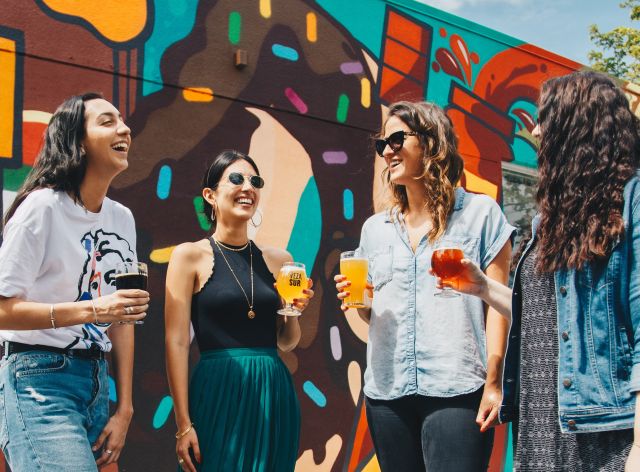 Cuatro mujeres charlando - viajar con gente cuando eres complaciente