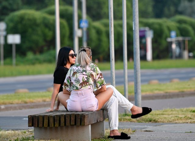 Dos mujeres hablando - alguien te dice mas de lo que hace