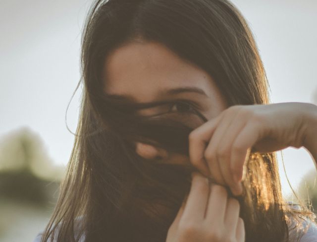Mujer tapandose la cara con el pelo - dos maneras de gestionar el malestar